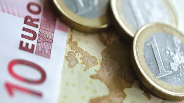 PNL laudă „miracolul Bolojan” din fonduri europene, în timp ce România a intrat oficial în recesiune tehnică