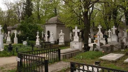 Scene revoltătoare în Cimitirul Bellu: doi tineri au ajuns în arest după ce au dansat pe morminte