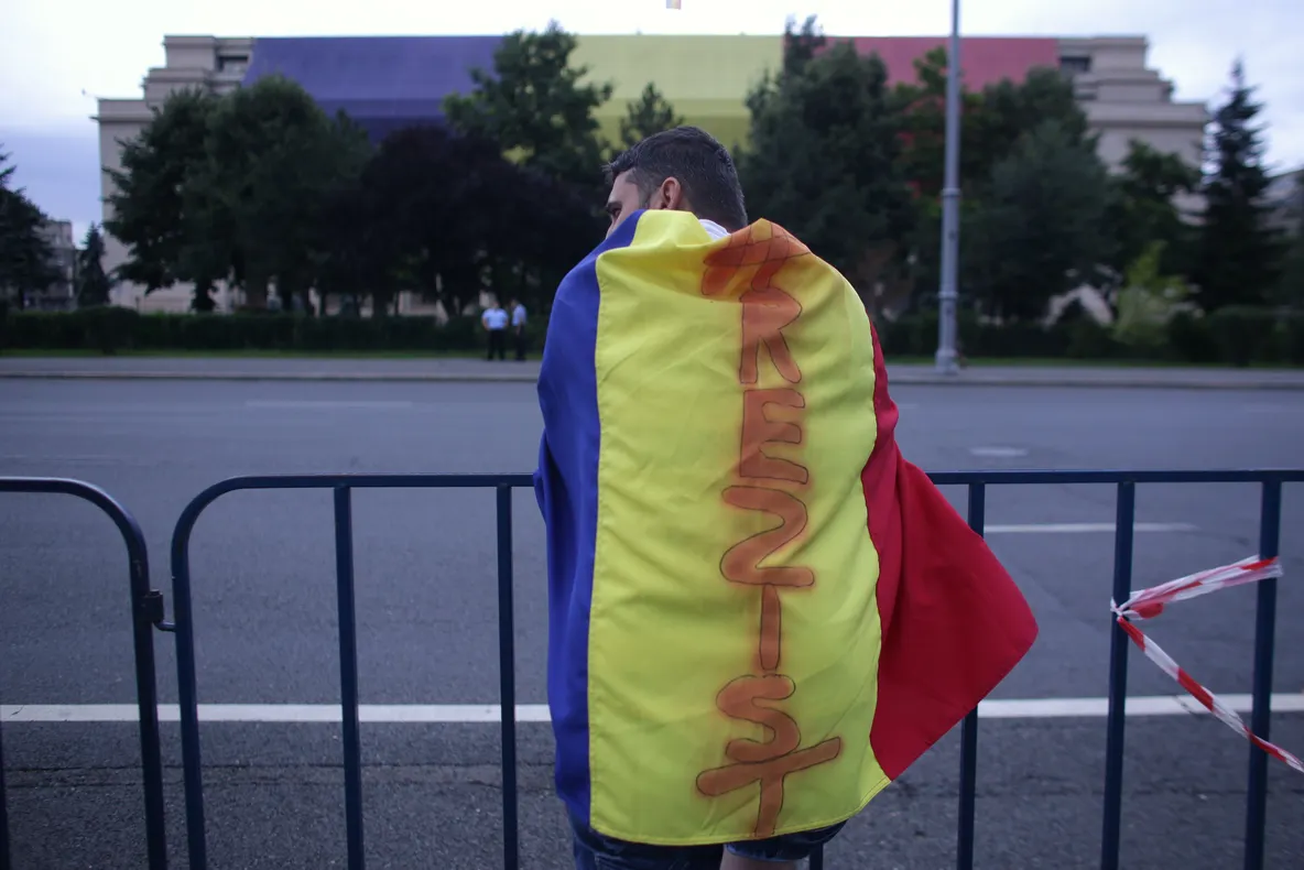 Miting în Piața Victoriei înainte de votul pe moțiune: susținătorii lui Bolojan, chemați în stradă și la Oradea