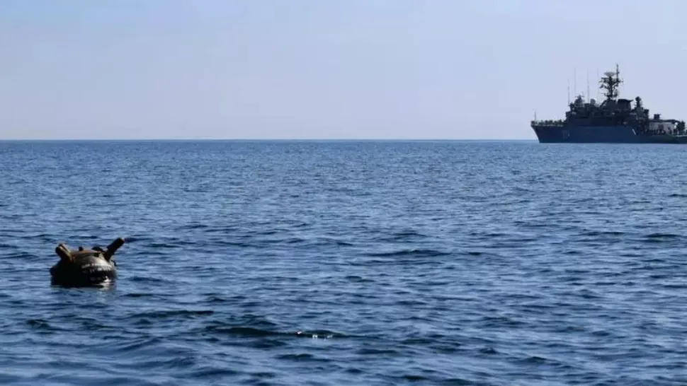 Alertă pe Marea Neagră. Un petrolier este în flăcări, după ce ar fi fost lovit de o dronă marină, la câteva zeci de kilometri de Sulina