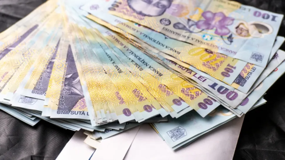 Salariul mediu net a scăzut în aprilie 2026 față de martie. Domeniile în care angajații primesc cele mai mari salarii