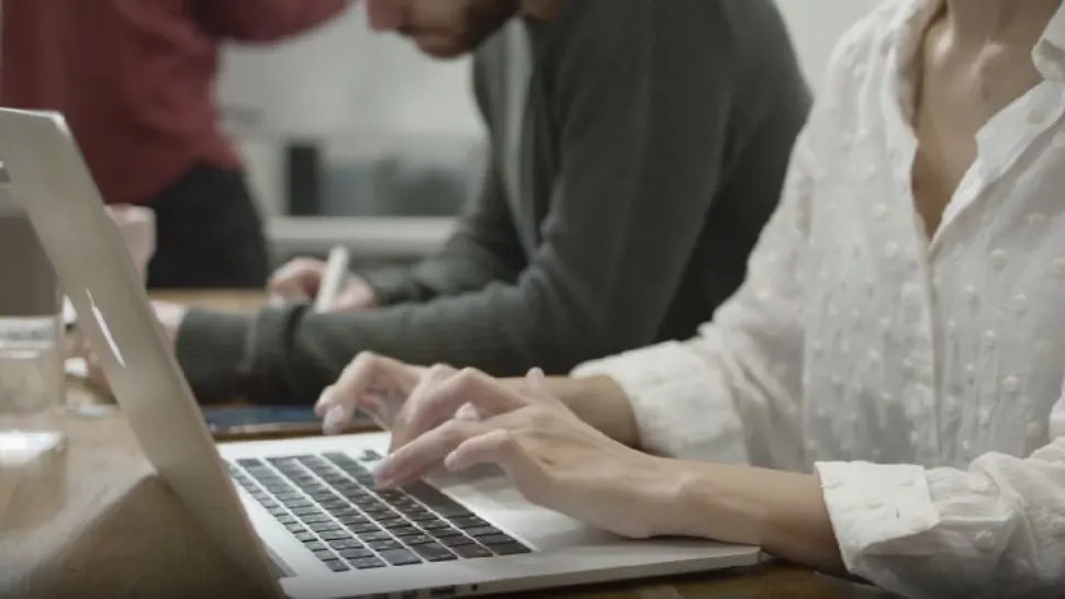 Studiu: 35% dintre angajații din România folosesc inteligența artificială la serviciu, peste media europeană