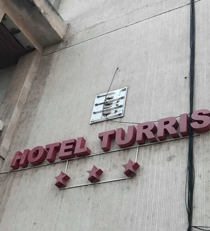 Cum arată "luxul" din hotelul lui Dragnea de la Turnu Măgurele?