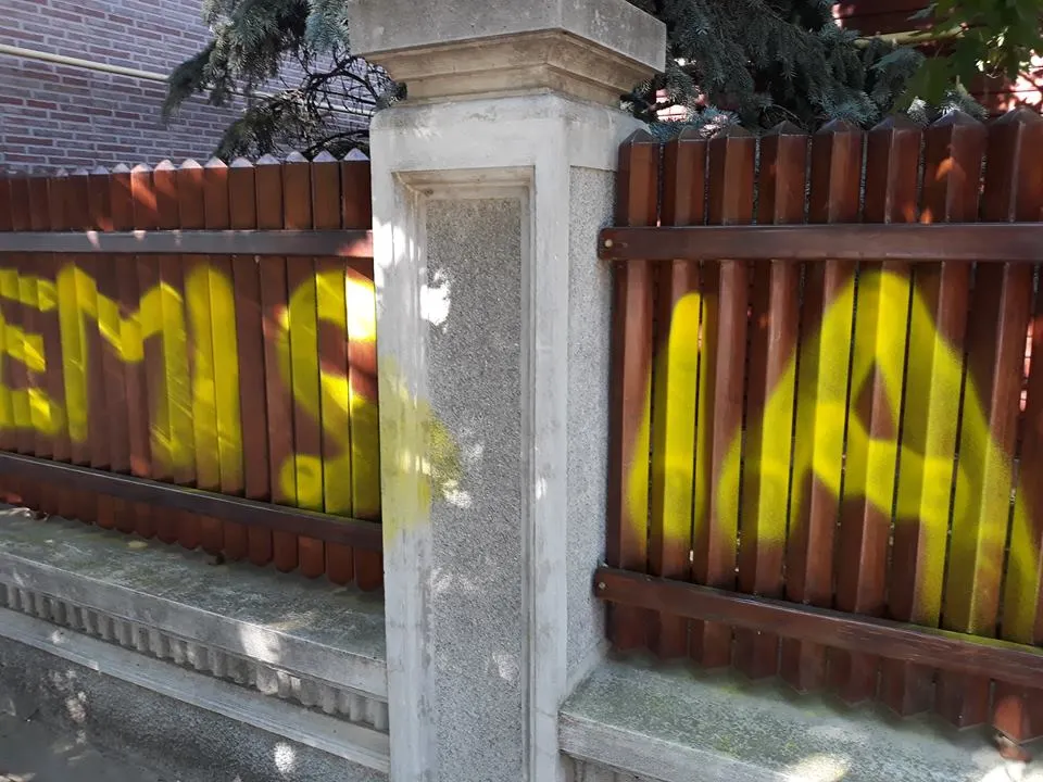Pe gardul lui Dragnea e scris: "DEMISIA!"