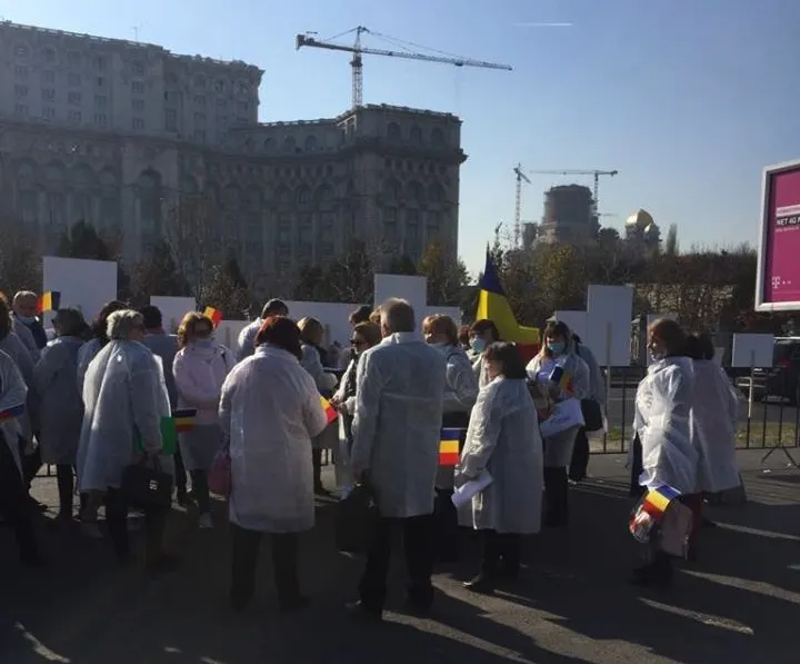 Șase chimiști și biologi din Teleorman protestează la București