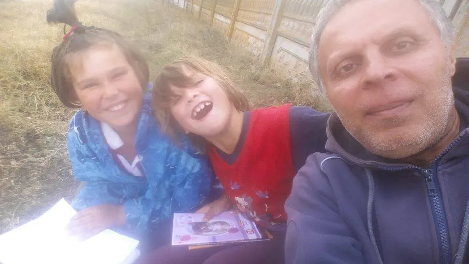 Un teleormănean luptă pentru dreptul copiilor din mediul rural de... a citi