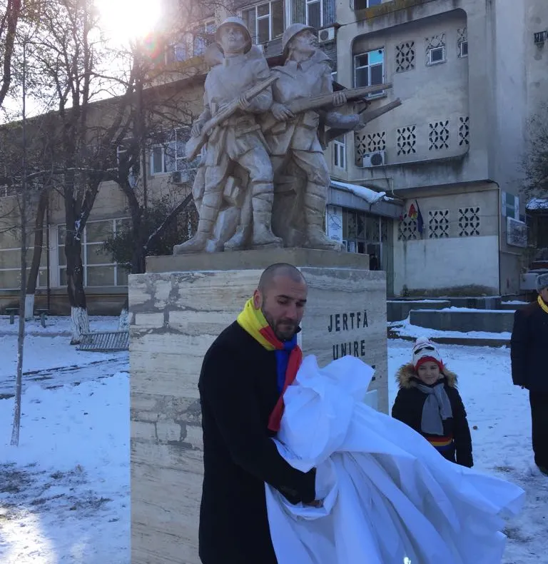 Dezvelirea unei statui dăruite de un alexăndrean, ignorată de autorități