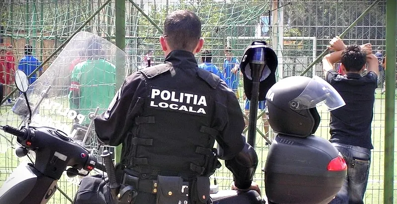 Căciuli de blană și curele de piele pentru polițiștii locali din Alexandria