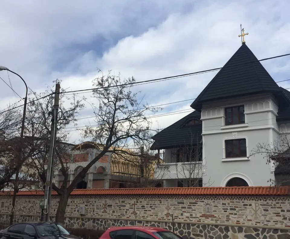 Faceți ce face Preasfințitul Galaction! Construiți-vă case mari, cu biserici private...