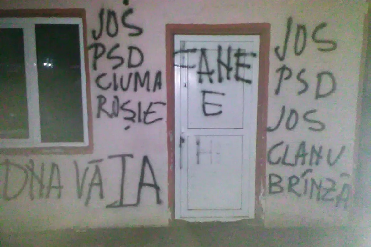 Mesaje politice pe clădirea Primăriei Pietroșani: ”Jos PSD, ciuma roșie”
