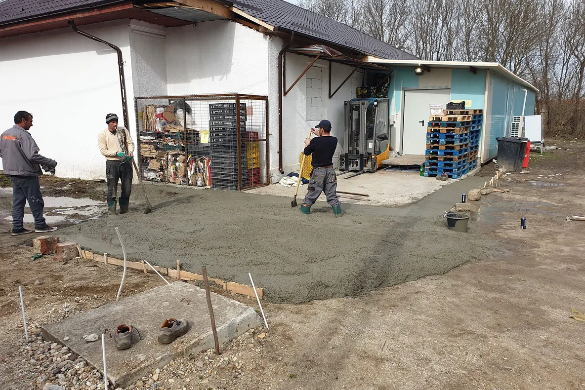 În comuna Brînceni, magazinul Profi toarnă o rampă în mijlocul unui drum public
