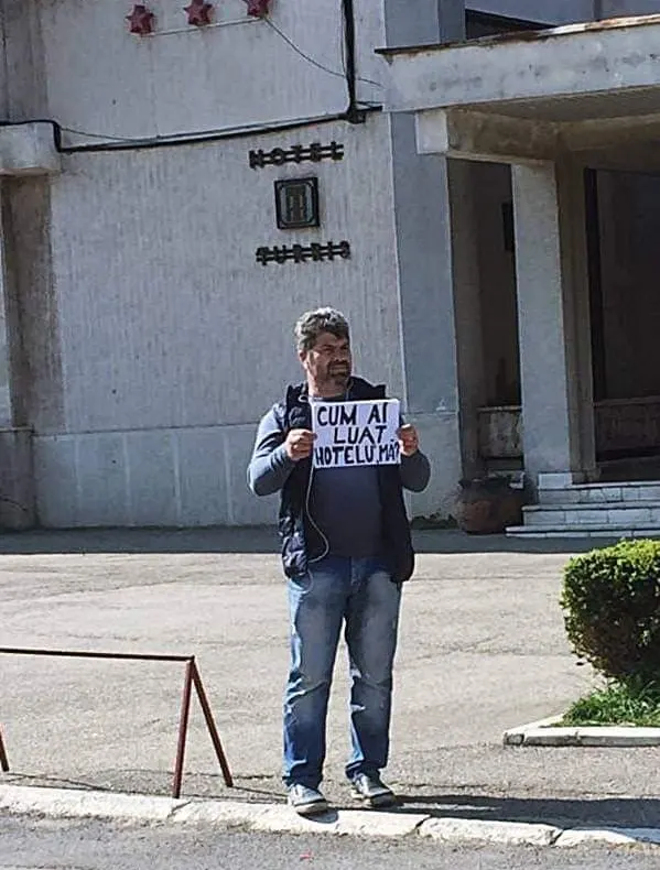 Protestul lui Daniel Tuinete continuă la Turnu Măgurele: "Cum ai luat hotelul, mă?"