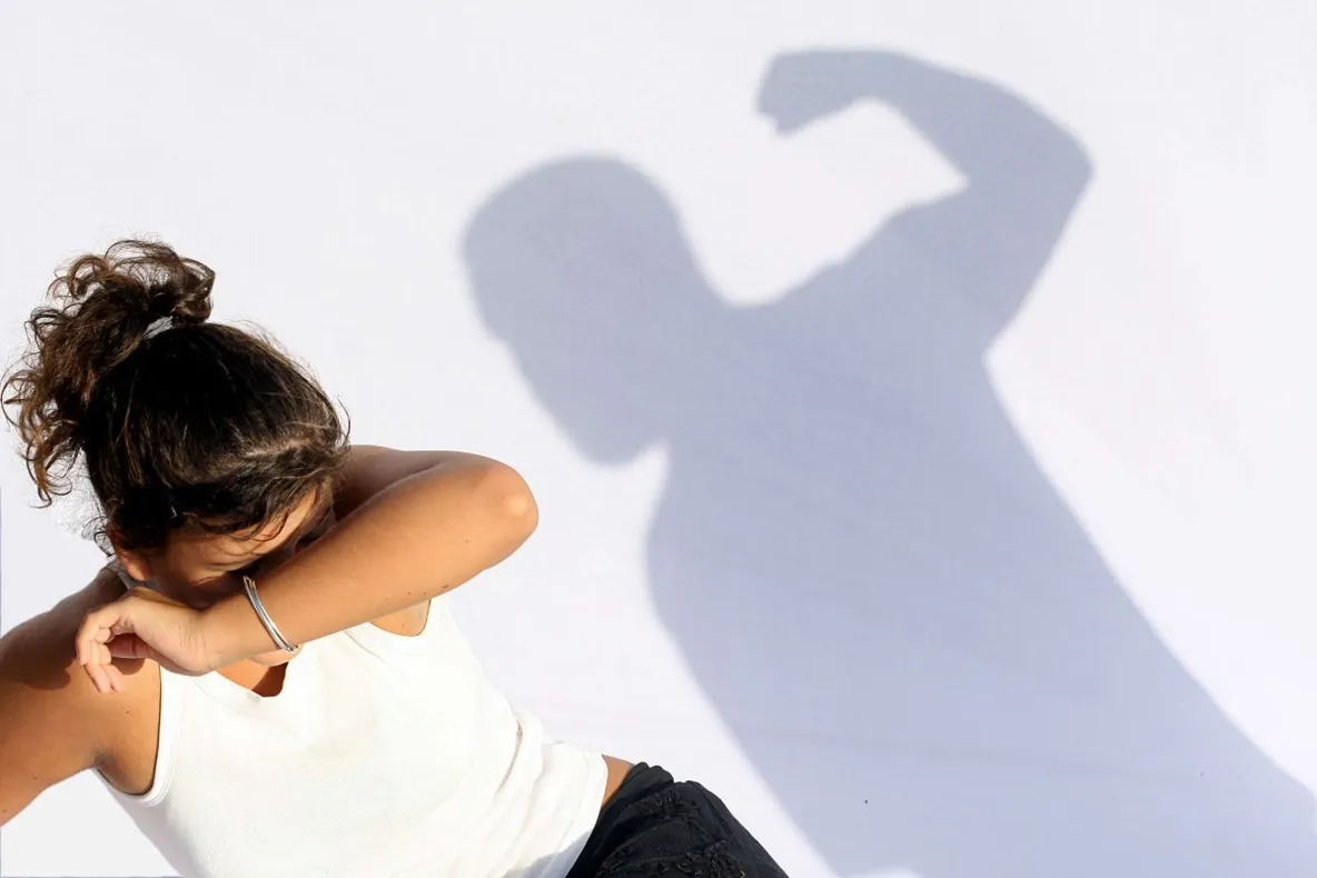 Violență în familie! Un teleormănean și-a lovit concubina cu pumnii în zona feței și a spatelui