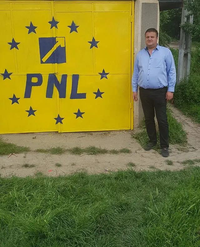 De-ale Teleormanului... Un primar și-a desenat sigla partidului pe garaj