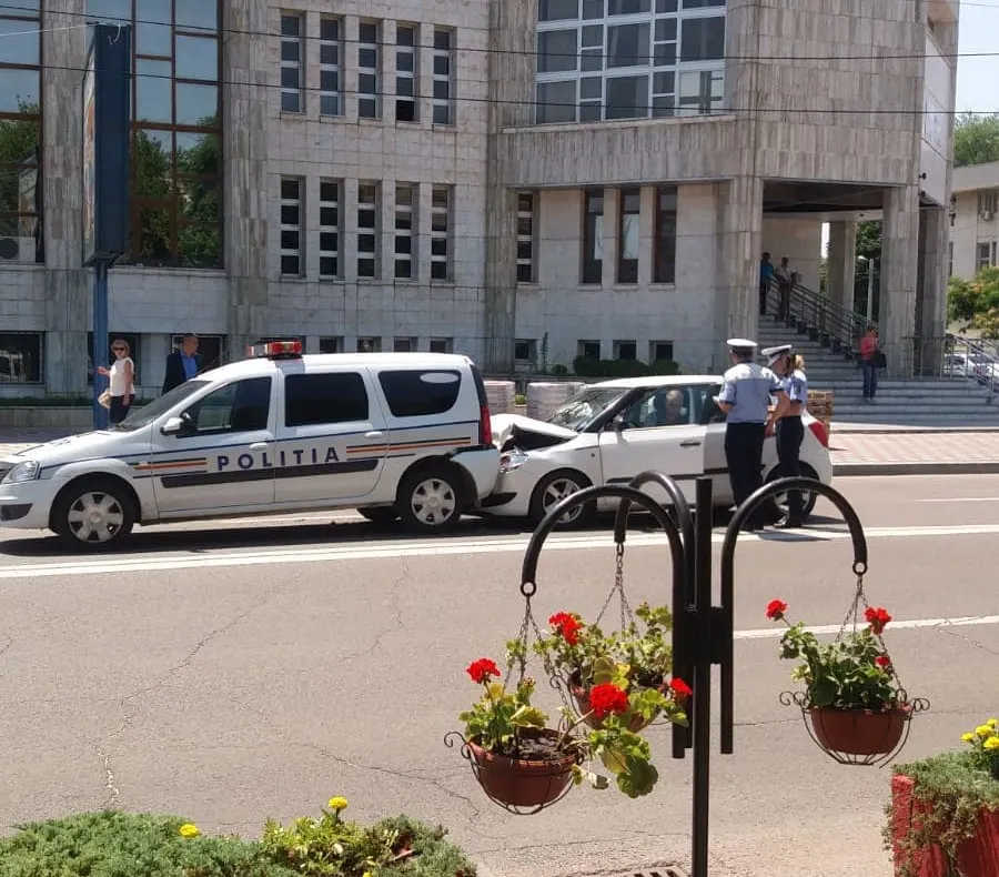Un șofer neatent a intrat în mașina Poliției Teleorman