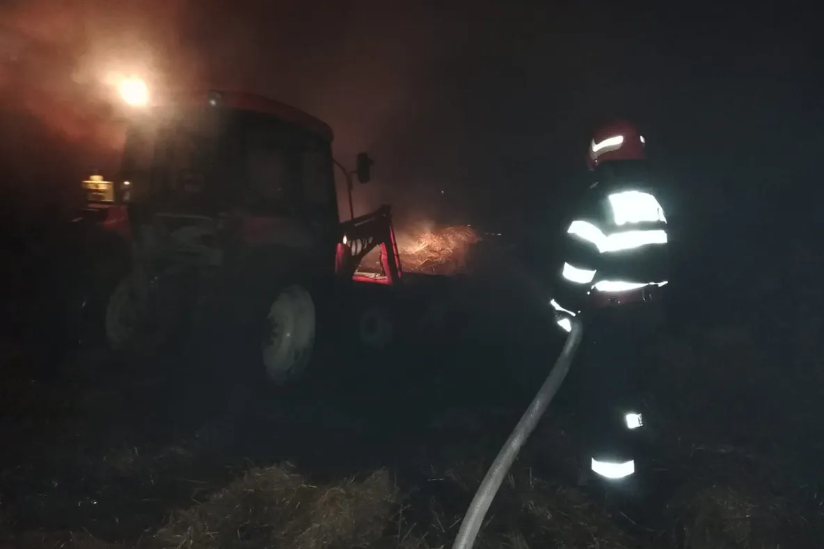 ”Mână criminală” la Rădoiești. Au ars 1000 de baloți de lucernă