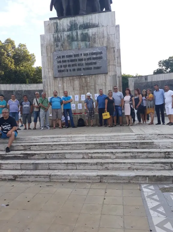 Aproape 20 de persoane au ieșit în stradă la Turnu Măgurele pentru a le comemora pe fetele de la Caracal