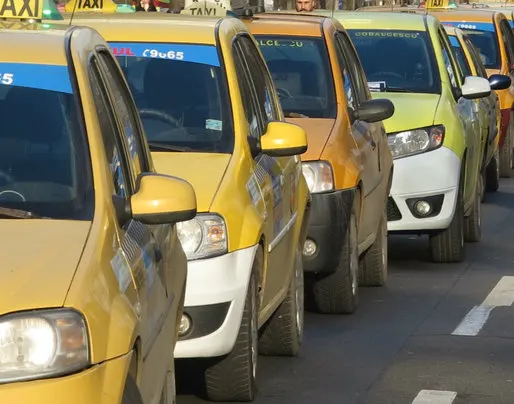 Noaptea trecută, taximetriștii din Alexandria au capturat un hărțuitor și l-au dus la poliție. Astăzi, individul e din nou liber pe străzi...