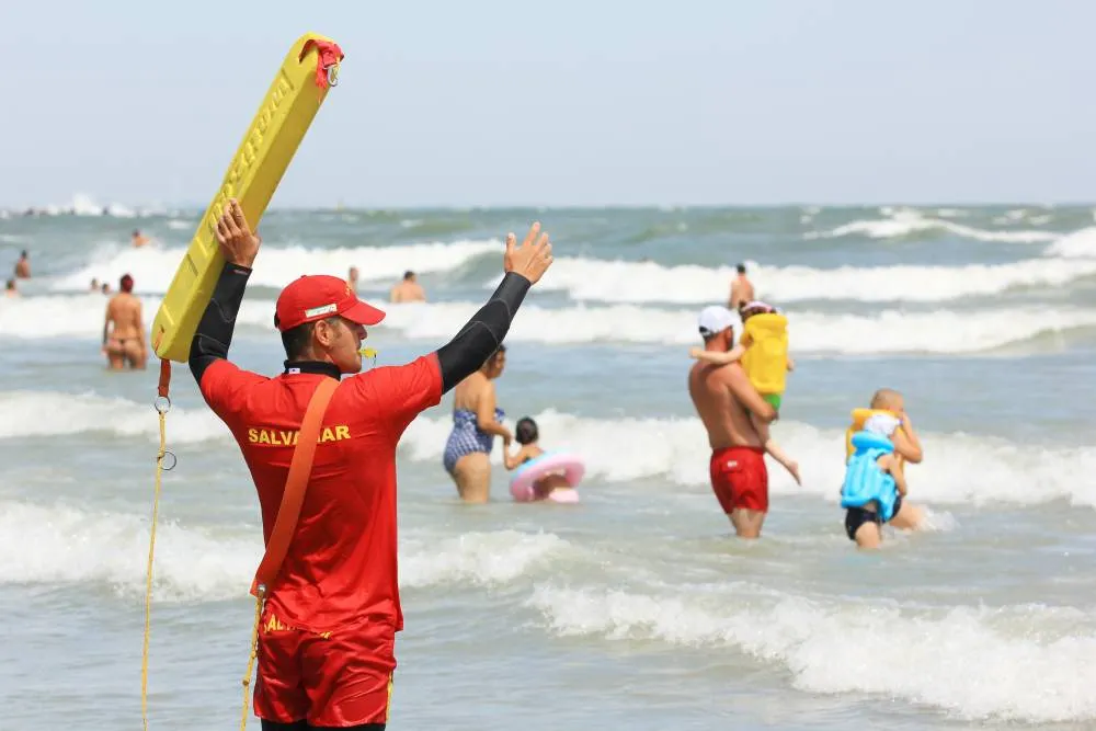 Reguli noi pe plaje și ștranduri: zone de îmbăiere delimitate și amenzi de până la 30.000 de lei