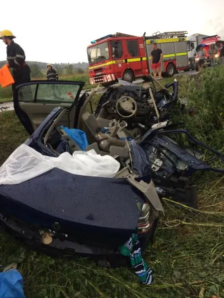 Accident rutier! Un autoturism s-a răstunat