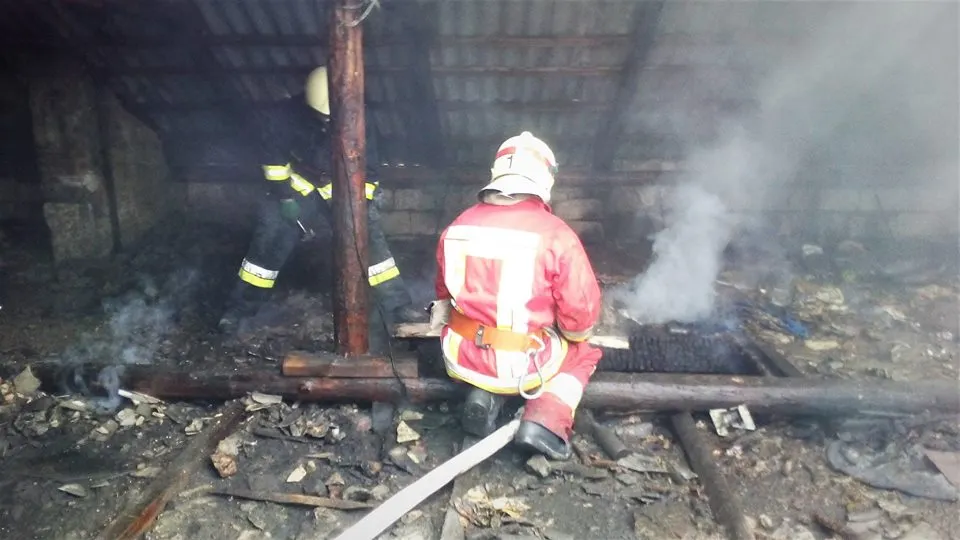 O tigaie lăsată nesupravegheată a creat un incendiu! Mai multe bunuri au ars