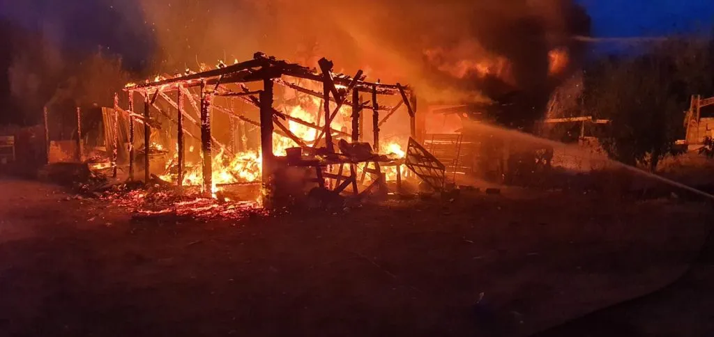 Două case au luat foc din cauza improvizaţiilor făcute la instalaţiile electrice