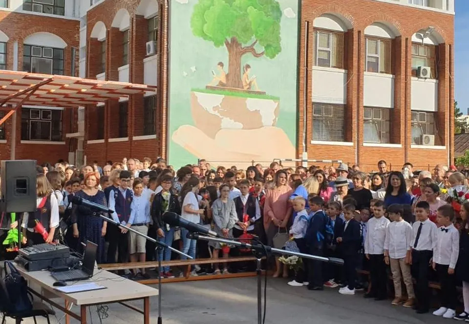 Vacanţa elevilor a luat sfârşit! Prima zi de școală a fost încărcată de emoție