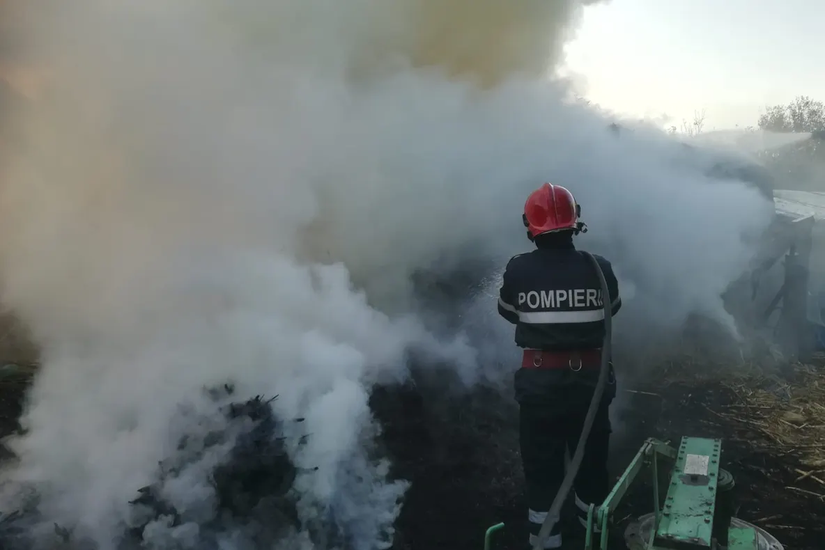 Incendiu devastator la Smârdioasa: 5 tone de baloți de paie au ars!