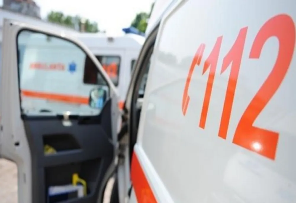 Ambulanţă cu un pacient aflat în izolare, accident pe o stradă din Alexandria