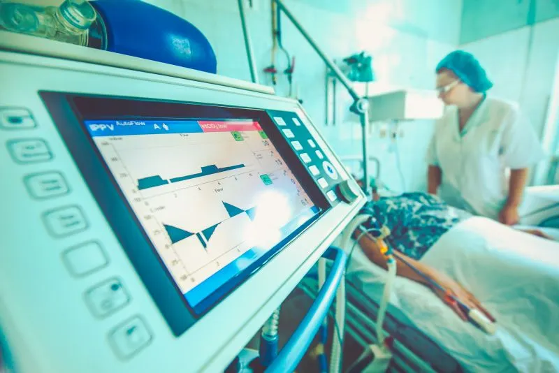 Strigătul unui medic ATI care s-a întors în România: „Am văzut oameni murind fără familie alături și am fost noi cei care le-am ținut mâna”