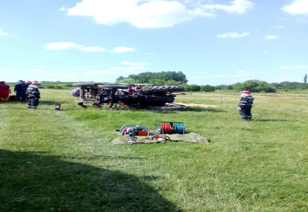 VIDEO. Un bărbat s-a răsturnat cu tractorul. Dus la spital cu elicopterul