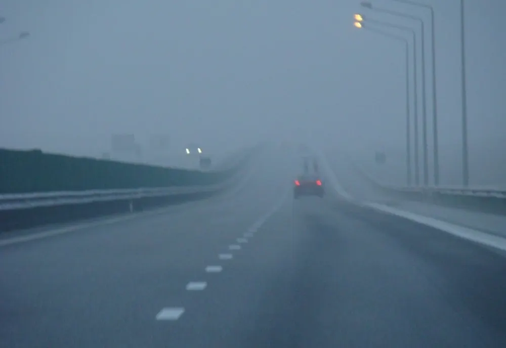 Ceață densă în aproape toată țara, inclusiv în București, luni dimineață