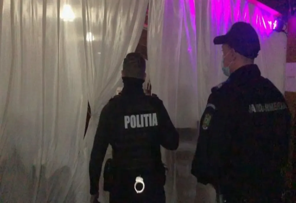 Petrecere cu 50 de persoane întreruptă de poliţişti