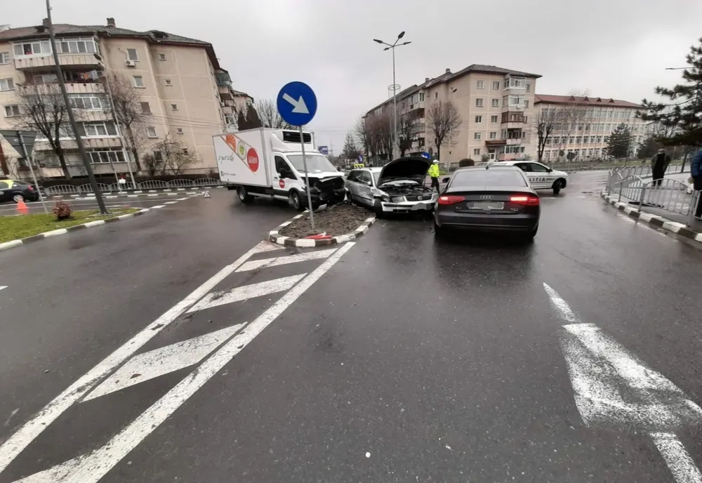FOTO. Accident în centrul oraşului: Trei maşini implicate, o persoană rănită