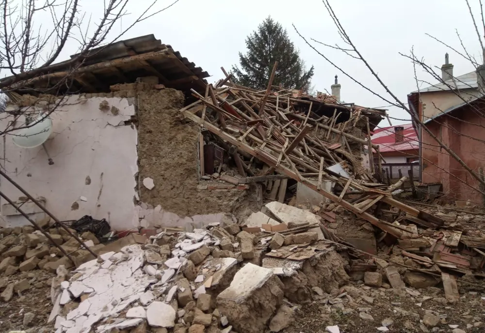 FOTO: Salvat de vecinul său pompier | Un bătrân din Teleorman fusese prins sub dărâmăturile casei, în urma exploziei unei butelii
