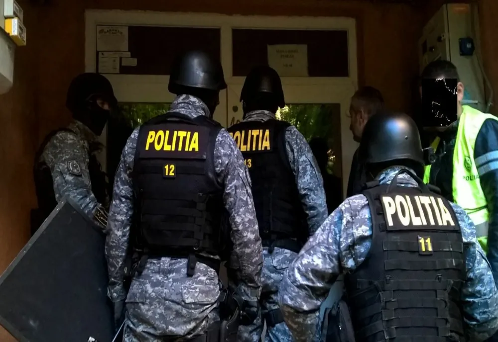 Teleorman: Patru arme şi zeci de bucăţi de muniţie, ridicate de poliţişti în urma unor percheziţii