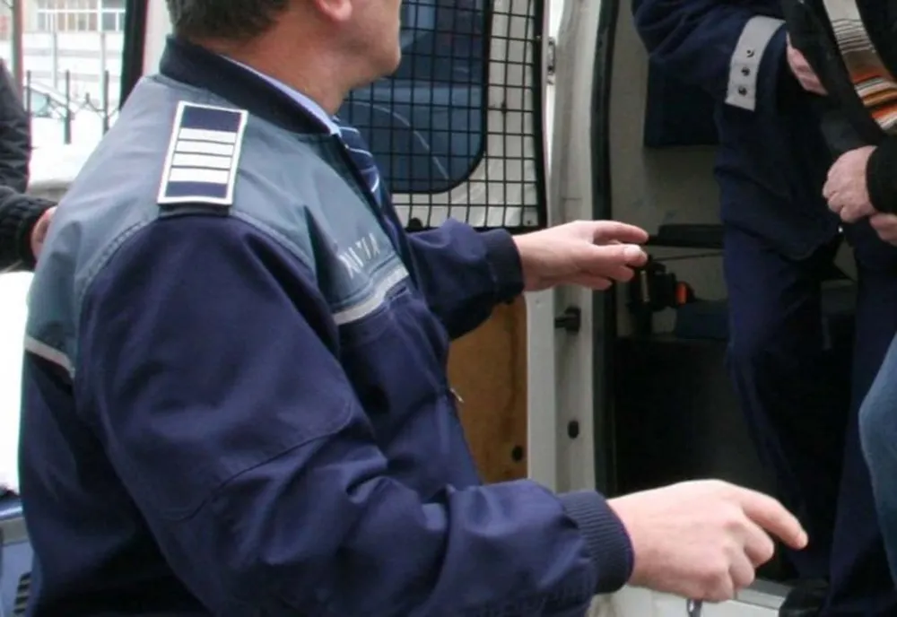 Teleorman: Patru indivizi, reţinuţi după ce au intrat peste un bărbat şi i-au spart geamurile casei