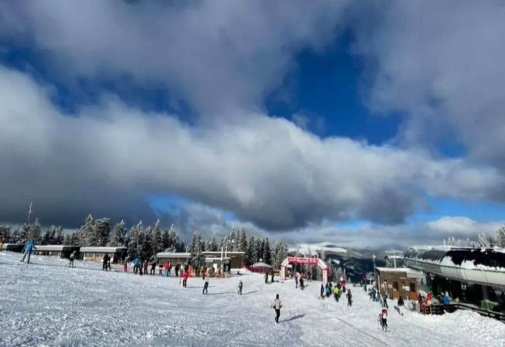 Se poate schia pe Transalpina. Vântul nu permite, momentan, accesul la telescaun și o telegondolă