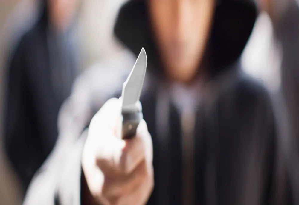 Atac cu cuțitul în curtea unei școli din Teleorman: un adolescent de 15 ani, cercetat pentru tentativă de omor