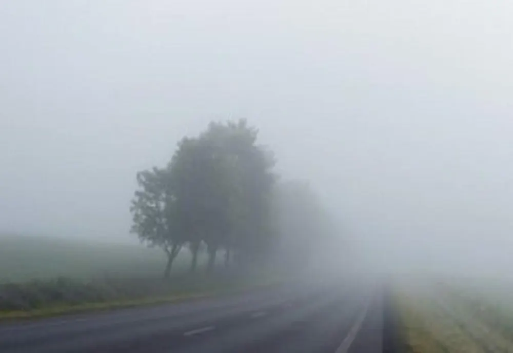 Ceață și aglomerație pe mai multe artere rutiere