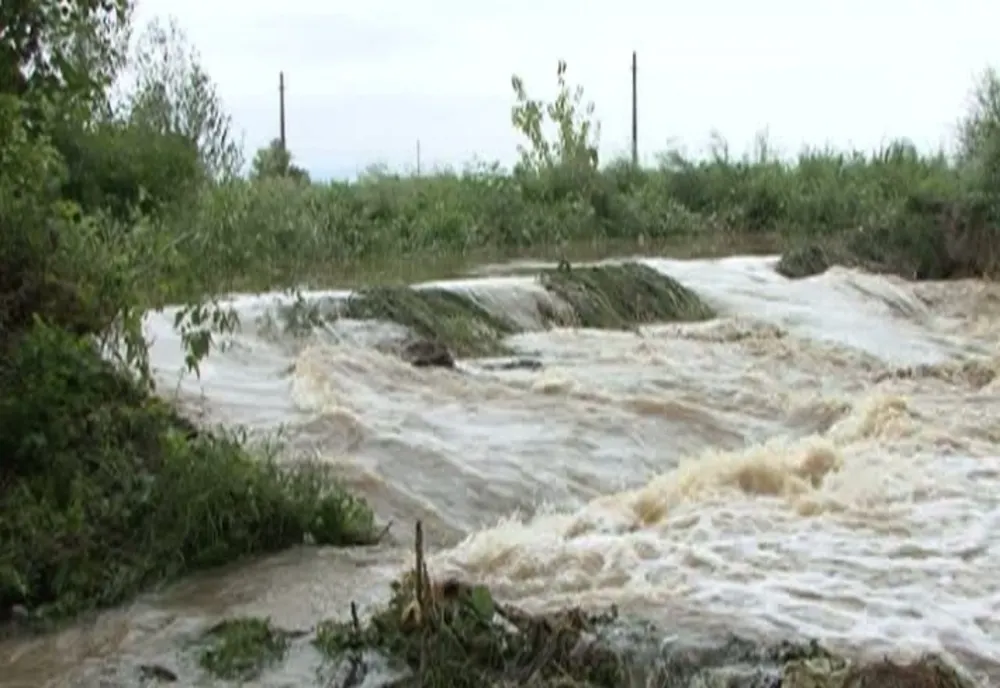 Cod portocaliu de viituri pe râuri din 4 judeţe, de marţi seara; Cod galben de inundaţii, până miercuri
