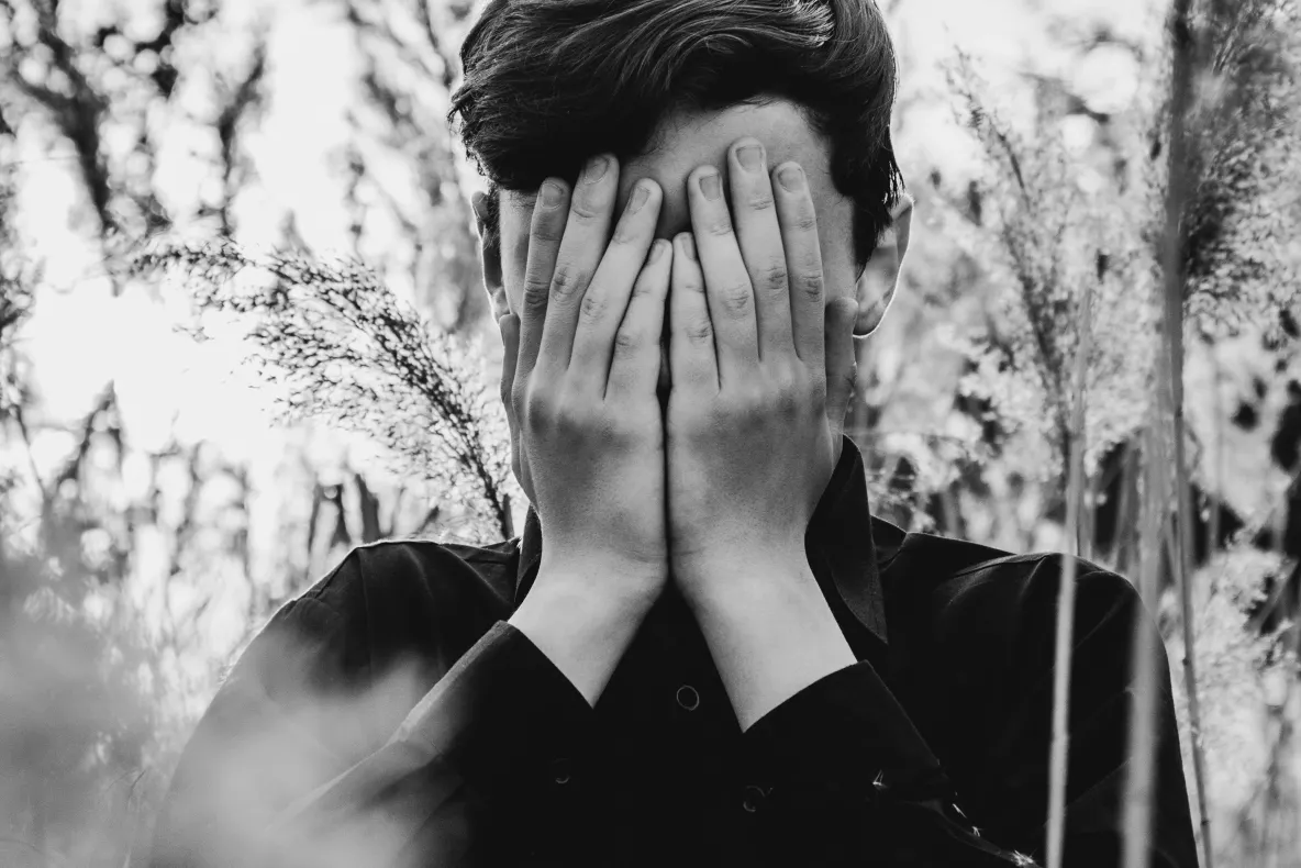 Adolescent, victima unor abuzuri cumplite. Mama este acuzată că l-a bătut, l-a înfometat și l-a obligat să doarmă afară