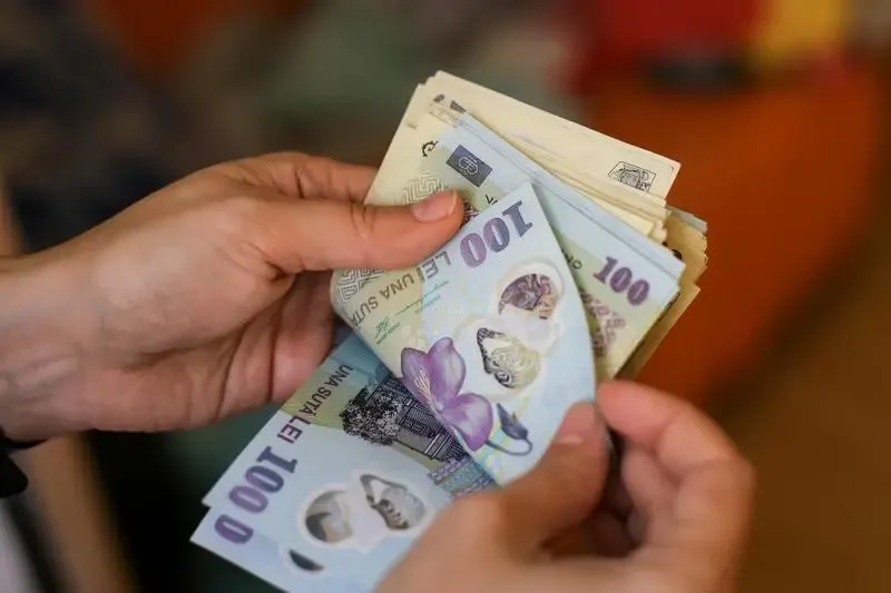Guvernul mărește ajutoarele pentru familiile sărace și copiii cu dizabilități. Cine primește bani în plus din luna mai