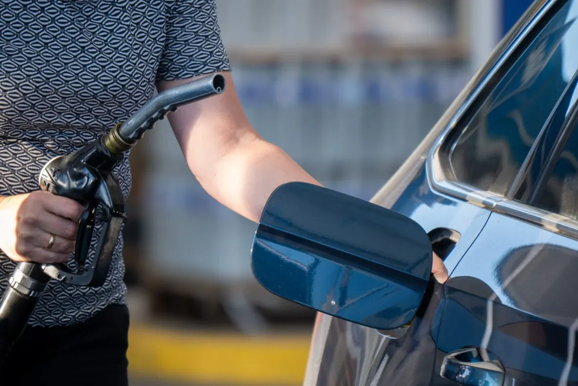 AEI: Românii nu plătesc mult pentru că benzina este scumpă, ci pentru că benzina ieftină e taxată scump