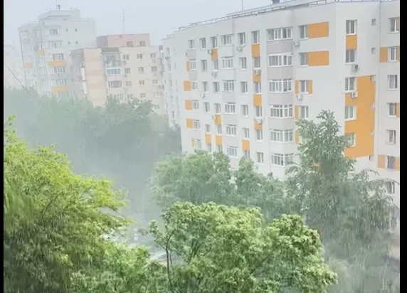 Ploi torențiale și vijelii în mai multe județe