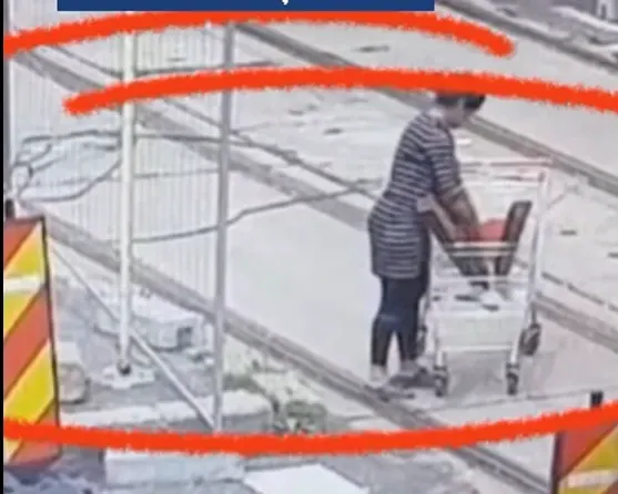 Scene de comedie în București. O femeie a încercat să plece cu șine de tramvai într-un cărucior de supermarket - VIDEO