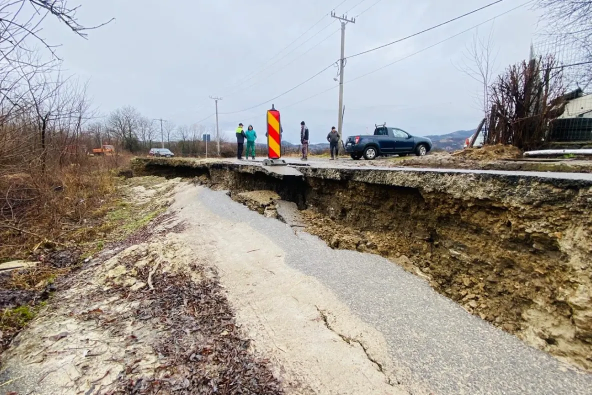 Inundații devastatoare în Prahova. Zeci de familii, izolate după ce puhoaiele au rupt drumurile de acces – VIDEO EXCLUSIV