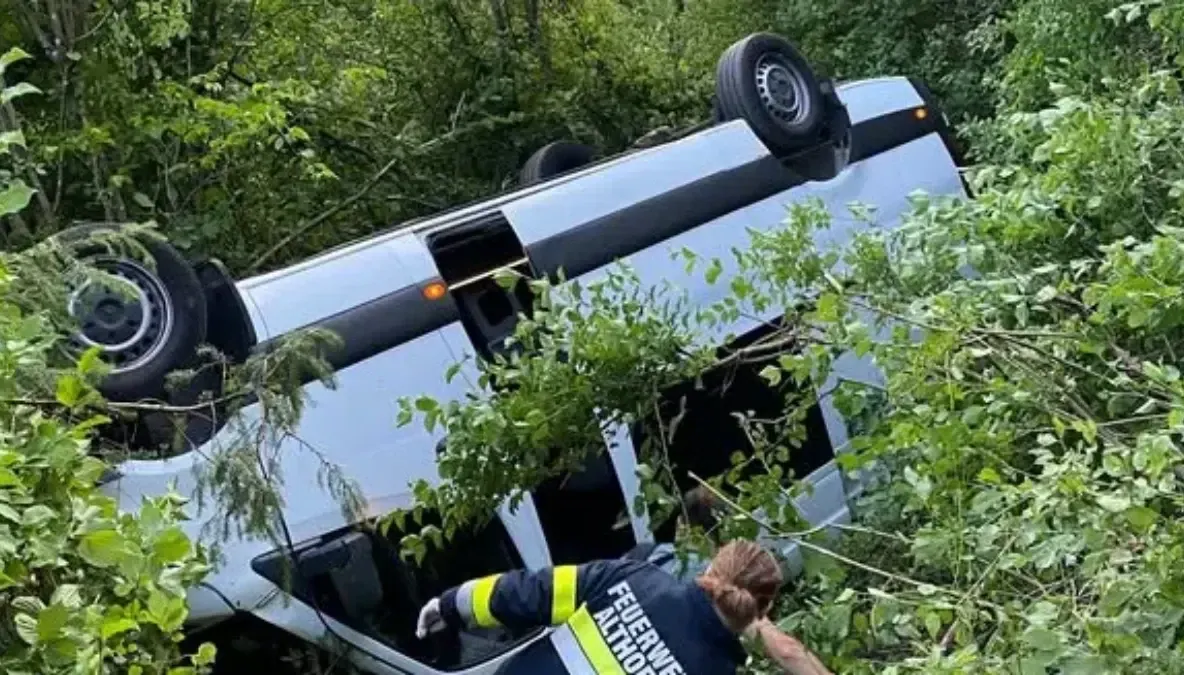 Un microbuz plin cu români s-a prăbușit 10 metri într-o râpă, în Austria