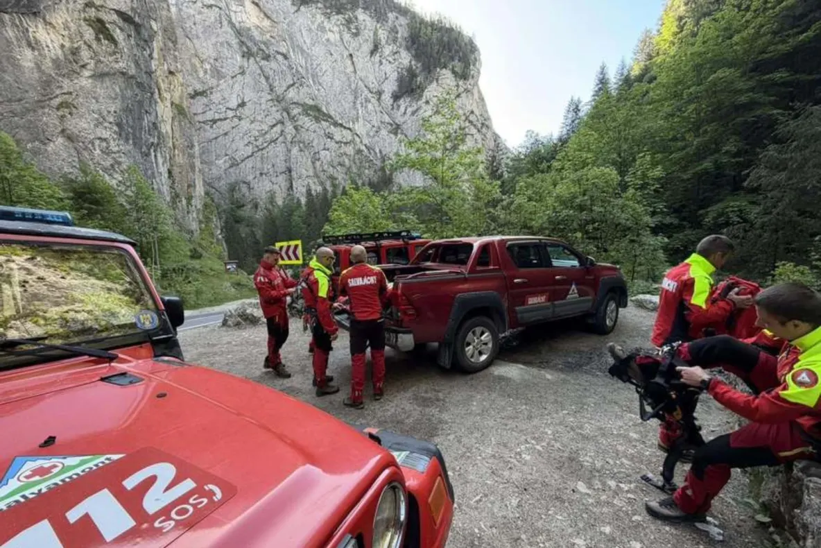Misiune contracronometru în Cheile Bicazului. Salvamontiștii caută doi turiști care s-au rătăcit într-o zona cu pericol de cădere în gol