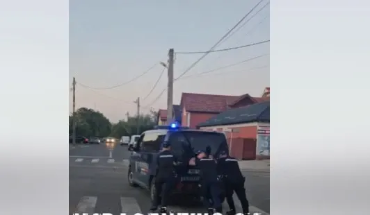 IMAGINILE ZILEI. Autospecială de jandarmerie, împinsă „la mână”, într-o intersecție din Alexandria  VIDEO
